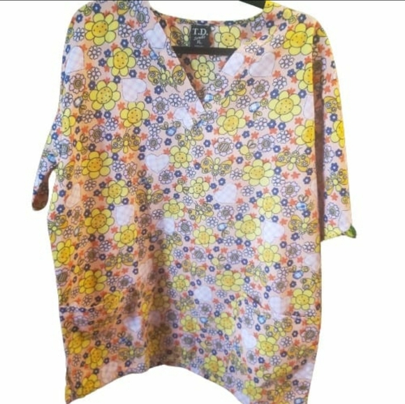 T.D. SCRUBS XL FLOWER/BUTTERFLY/HEART SCRUB/UNIFORM TOP with TAGS - Picture 1 of 15
